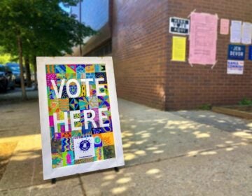 A sign pointing voters in Bella Vista